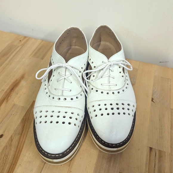 Summit White Mountain Women's White Brogue Flats Cutouts 8 Loafers Brianne - Picture 1 of 7